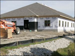 BIZ BUILD25    10/21/2009       Blade Photo/Lori King  Stand-alone construction art for Sunday business section.  Contractors build an office complex at Whiteford Rd., south of Monroe St. Buckeye Real Estate Group is general contractor. 419-843-2625.