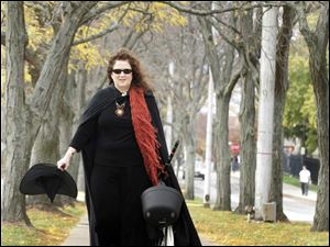 <img src=http://www.toledoblade.com/assets/gif/TO1599743.GIF><b></b> <a href=" /assets/swf/TO692691027.SWF" target="_blank ">VIEW: Toledo Halloween Guide (trick-or-treat times, photos, stories)</a>
