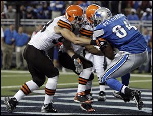 Detroit's Brandon Pettigrew catches the game-winning touchdown from Matthew Stafford.