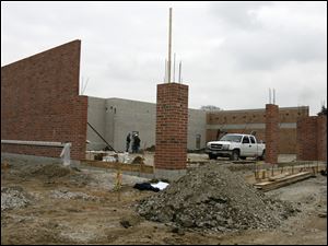 Slug: BIZ BUILD29P C  The Blade/Jeremy Wadsworth    Date: 11/24/09    Caption: Workers from Schnippel Construction, Inc. erect a building next to the Sonic  Drive-In Restaurant on Navarre Avenue in Oregon, Ohio.