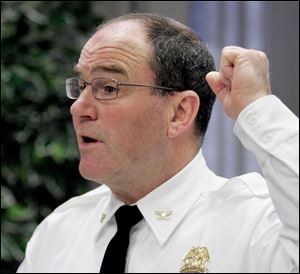 Toledo police chief Mike Navarre demonstrates how Linda Hicks allegedly approached TPD officers with a pair of scissors before she was shot to death by officer Diane Chandler during a news conference. 
<br>
<img src=http://www.toledoblade.com/graphics/icons/audio.gif> <font
color=red><b>LISTEN</b></font>: <a href=