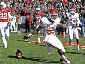 Oklahoma wide receiver Ryan Broyles celebrates one of three touchdown passes, a Sun Bowl record.