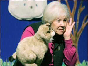 CTY frozen17p    01/16/2010       The Blade/Lori King  Joyce Davis, The Puppet Lady, entertains kids with her stuffed animals during Frozentoesen activities at the Toledo Zoo.
