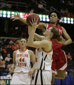 Bowling Green's Maggie Hennegan shoots against Miami's Lillian Pitts in yesterday's MAC quarterfinal in Cleveland.