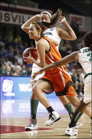Bowling Green's Lauren Prochaska splits a pair of Michigan State defenders as she drives to the hoop. She finished with 19 points.