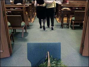 Slug: CTY palms28p                           Date: 3/27/2010 Toledo Blade/Amy E. Voigt                     Location: Toledo, OH  CAPTION:  A basket of palms is at the entrance of First United  Methodist Church during a contemporary prayer service for parishioners to take home if they can't make Palm Sunday services tomorrow.