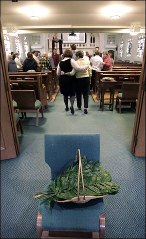 Slug: CTY palms28p                           Date: 3/27/2010 Toledo Blade/Amy E. Voigt                     Location: Toledo, OH  CAPTION:  A basket of palms is at the entrance of First United  Methodist Church during a contemporary prayer service for parishioners to take home if they can't make Palm Sunday services tomorrow.