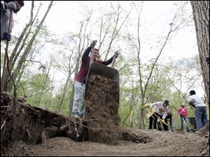 Slug: CTY cleanup19p                         Date 4/18/2010 Toledo Blade/Amy E. Voigt                     Location: Toledo, Ohio  CAPTION:  Kohl's volunteer Lance Poling, from Toledo, fills a hole with dirt while working in Swan Creek Metropark as part of a Community Service Earth Day Project.