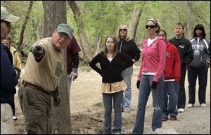 Slug: CTY cleanup19p                         Date 4/18/2010 Toledo Blade/Amy E. Voigt                     Location: Toledo, Ohio  CAPTION:  Matt Bennett, left, with Swan Creek Metropark, points out to volunteers from the Big Brothers and Big Sisters of Northwest  Ohio and Kohl's, where they will be building a trail at Swan Creek Metropark as part of a Community Service Earth Day Project. Volunteers from left: Takela (CQ NOTE CAN NOT USE LAST NAME B?C SHE IS A LIL SISTER), Robin Shay, Holly Baldwin(in pink), Al-Mon (in red and CANNOT USE LAST NAME), Pam Critch, and Montina Gordon.