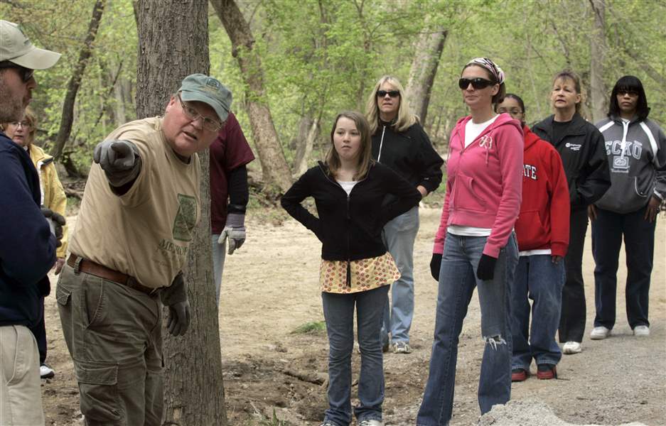 Volunteers-build-a-trail-in-Swan-Creek-Metropark-2