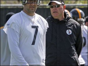 Steelers quarterback Ben Roethlisberger walks past offensive coordinator Bruce Arians during the team's practice last Monday.