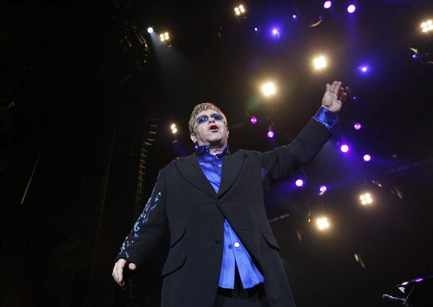 After-17-years-away-rocker-Elton-John-triumphs-in-Toledo-return-2