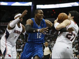 Orlando's Dwight Howard, who had 21 points, loses ball between Josh Smith, left, and Zaza Pachulia.