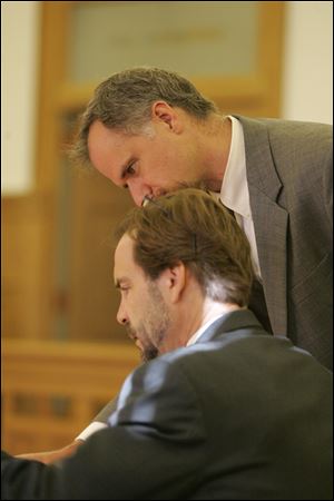 Defense lawyer Dave Klucas, foreground, confers with Wood County Prosecutor Paul Dobson about the Doren case.