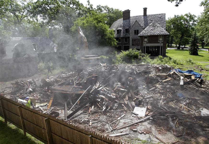 Detroit-razes-empty-house-once-owned-by-Romneys