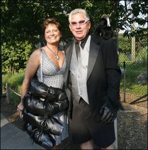 John Retzke has a firm grip on wife Lisa D'Ascenzo.
<br>
<img src=http://www.toledoblade.com/graphics/icons/photo.gif> <font color=red><b>PHOTO GALLERY:</b></font>  <a href=