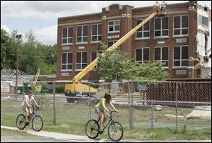 B&P Wrecking crews begin tearing down the former Hill View Elementary School in Sylvania.<br>
<img src=http://www.toledoblade.com/graphics/icons/photo.gif> <font color=red><b>PHOTO GALLERY:</b></font> <a href=