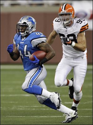 Lions running back Jahvid Best is off to the races on a 51-yard touchdown run in the first quarter, leaving Browns
defender Scott Jujita behind. Cleveland
led in the second half, but couldn't hold on.