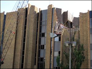 Slug: CTY united07p 01 The Blade/Jeremy Wadsworth  Caption: The old United Way Building is in the beginning stages of being torn down.