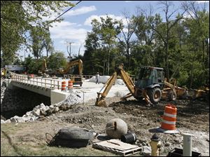 CTY monclova10p Construction nears completion for the Monclova Road bridge near Albon Road in Monclova Township, Ohio on September 9, 2010.  Jetta Fraser/The Blade