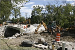 CTY monclova10p Construction nears completion for the Monclova Road bridge near Albon Road in Monclova Township, Ohio on September 9, 2010.  Jetta Fraser/The Blade