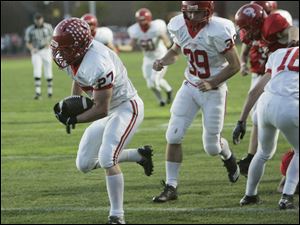 Bedford's Erik Jones slips into the end zone in the first quarter after pulling in a 20-yard scoring pass from Jared Kujawa.