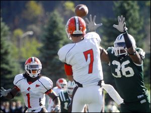 Bowling Green's Matt Schilz looks to hit Willie Geter as Ohio University's Stafford Gatling closes in.
