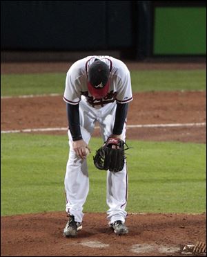 The Braves' Derek Lowe reacts before being pulled out of the game in the seventh inning. He gave up two earned runs.