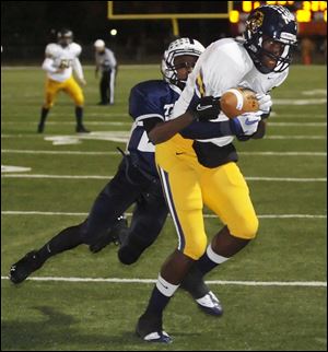 Whitmer's Nigel Hayes hauls in a touchdown despite close coverage from Twinsburg's Tre Jones.
<br>
<img src=http://www.toledoblade.com/graphics/icons/photo.gif> <font color=red><b>VIEW GALLERY:</b></font> <a href=