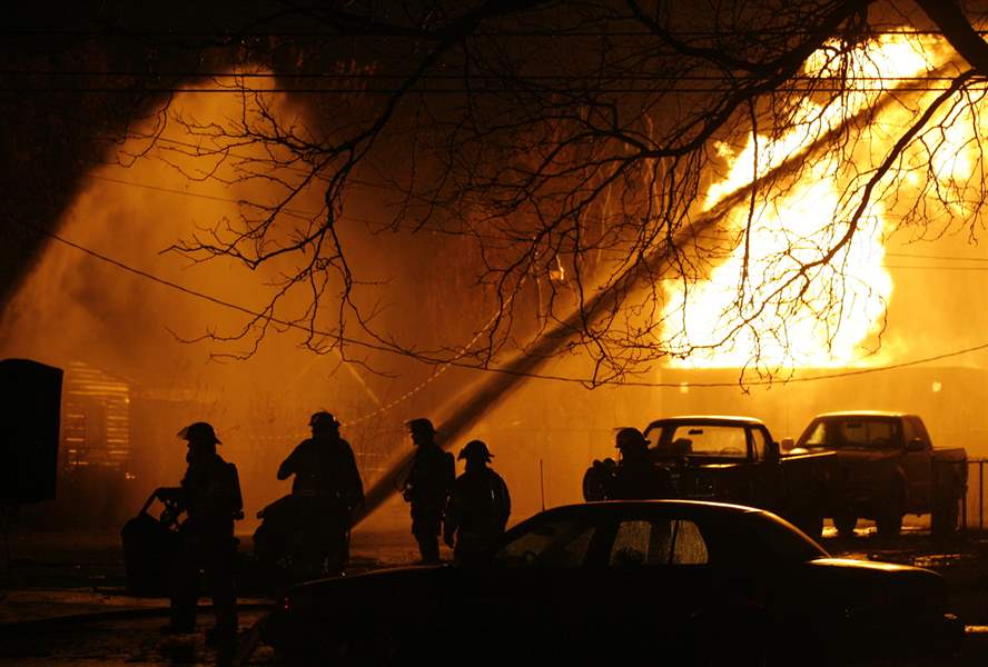 Fire-evacutes-homes-cuts-power-in-North-Toledo-neighborhood