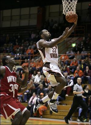 Bowling Green's Dee Brown, who had 10 points, goes to the basket in front of Western' Kentucky's Steffphon Pettigrew.