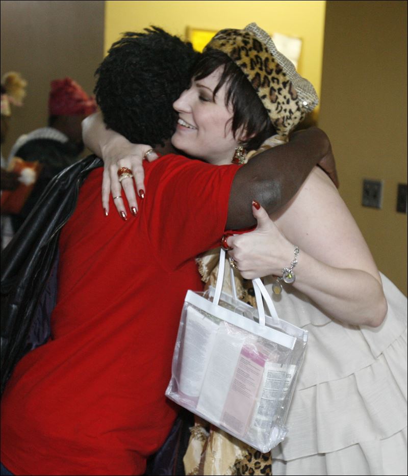 CTY sparrow25p Shelia (cq) Moore, gives Tiffany Noel Taylor thanks for ...