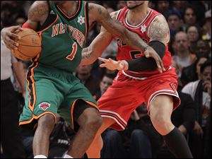 Knicks forward Amare Stoudemire looks to get around Bulls forward Carlos Boozer. Stoudemire had 20 points in New York's victory.