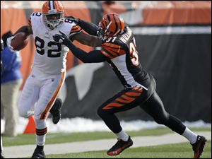 Browns tight end Benjamin Watson hauls in a catch last week against Cincinnati.