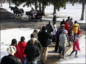 Slug: CTY sleigh29p 02  The Blade/Jeremy Wadsworth  Caption:  People wait in line to ride on a sleigh pulled by South Creek Clydesdale Wednesday, 12/29/10, at Spiegel Grove in Fremont, Ohio.