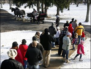 Slug: CTY sleigh29p 02  The Blade/Jeremy Wadsworth  Caption:  People wait in line to ride on a sleigh pulled by South Creek Clydesdale Wednesday, 12/29/10, at Spiegel Grove in Fremont, Ohio.