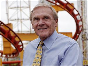 Dick Kinzel is not expected to step down as chairman of Cedar Fair.