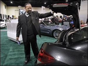 SLUG: CTY toledoauto26p           1/26/2011 The Blade/Amy E. Voigt                     Toledo, Ohio  CAPTION:  Ray Wood, left, president of UAW Local 14, checks out the  2011 Chevrolet Cruze 1LT during the Auto Show gala on January 26, 2011.