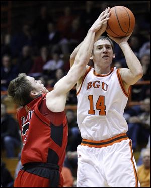 Bowling Green's Joe Jakubowski takes a shot over Ball State's Randy Davis in yesterday's win at Anderson Arena. The Falcons evened their record at 12-12 overall, 7-3 in the Mid-American Conference.