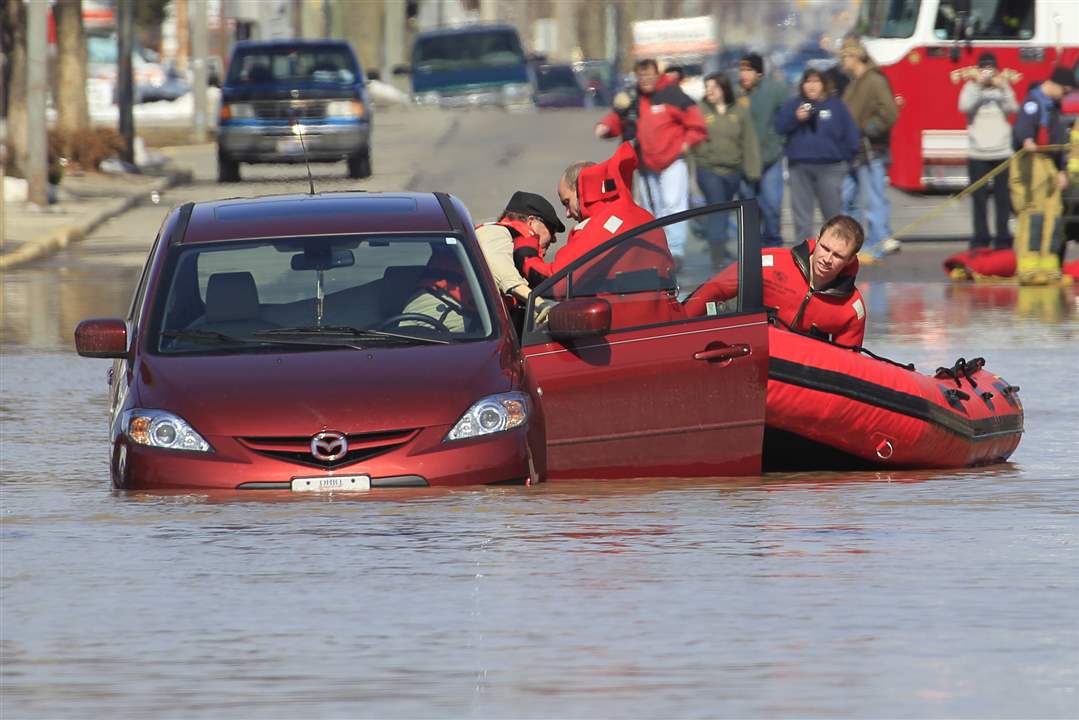 Flood-Findlay-car-rescue-firefighters