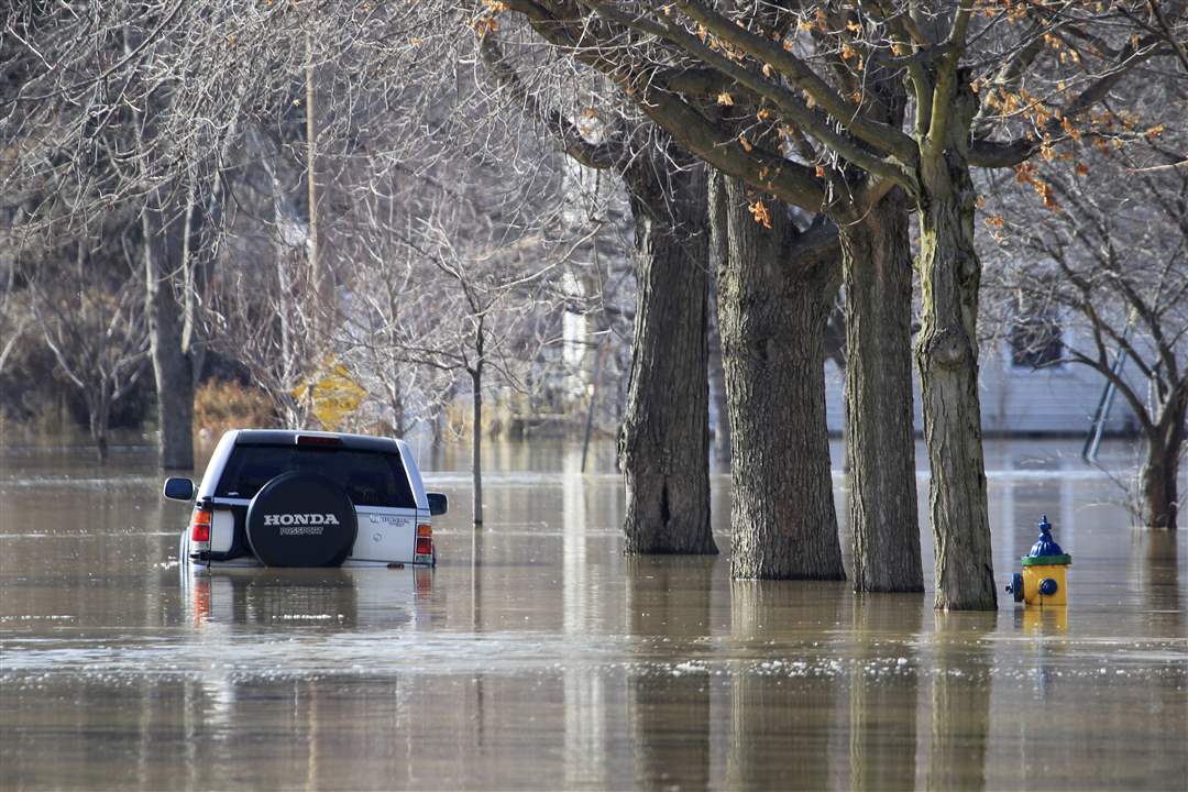 Flood-Ottawa-parked-car