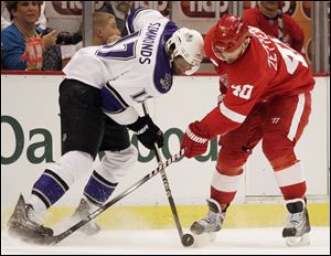 Los Angeles Kings' Wayne Simmonds, left, and Detroit Red Wings' Henrik Zetterberg (40), try to gain control of a loose puck in the first period.