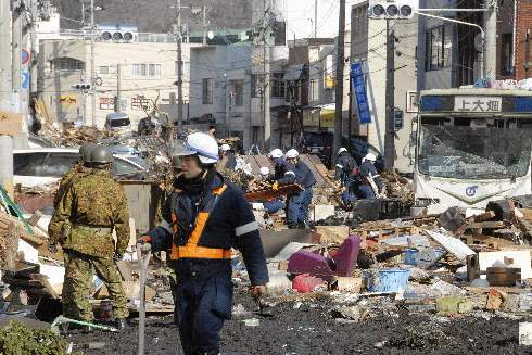 Japan-Aftermath-Kamaishi-rubble-street