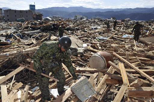 Japan-Aftermath-Rikuzentakada-survivor-search-debris