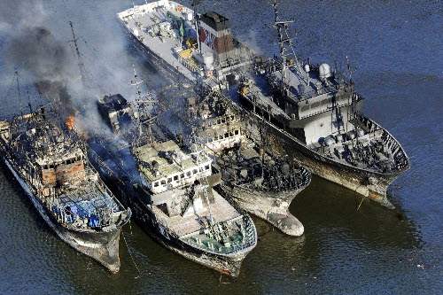 Japan-Aftermath-bay-Kesennuma-ships-burn