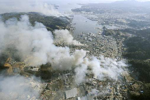Japan-Aftermath-Kesennuma-smoke-residences