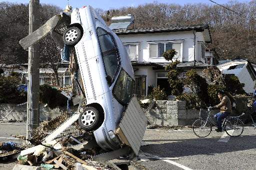 Japan-Aftermath-Miyako-electric-pole-car