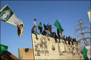 Supporters of Libyan leader Moammar kaddafi wave flags.