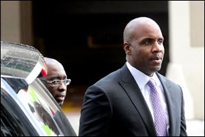 Former baseball player Barry Bonds arrives at federal court as a jury deliberates perjury charges against him.