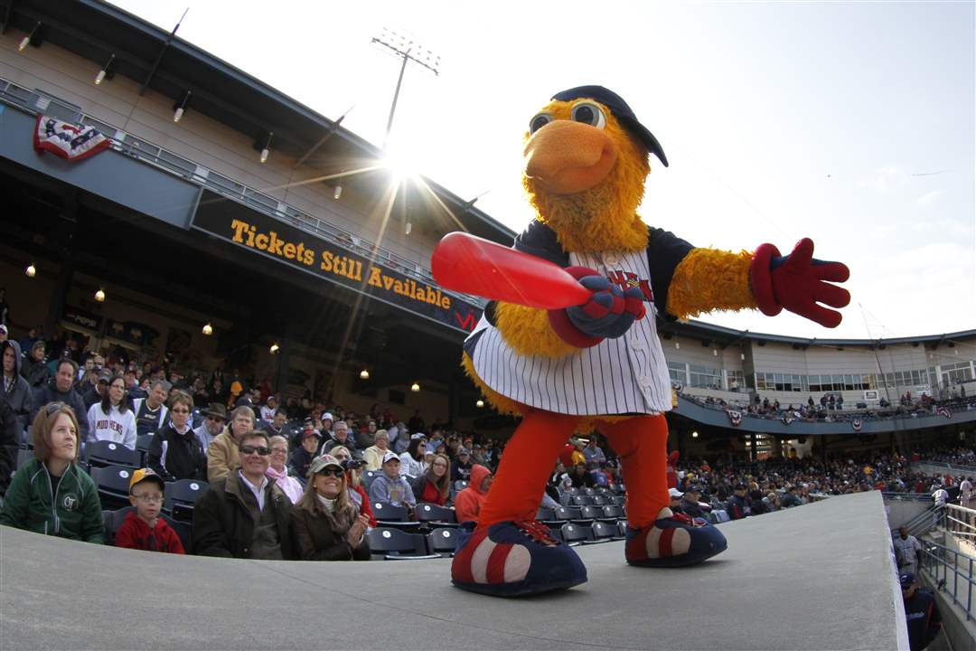 Fans-Mud-Hens-Opener-Muddy-mascot